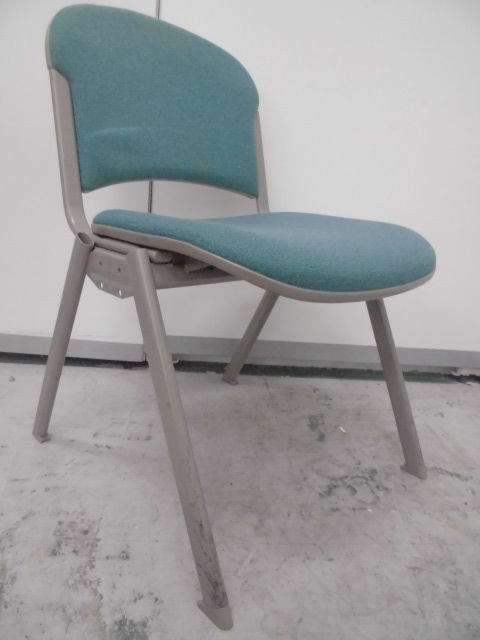 【おつとめ品】　脚部カバー欠け　【スタッキングチェア】　内田洋行　(UCHIDA)　【MX-20シリーズ】　肘無　【会議椅子】
                        
                                    中古
            