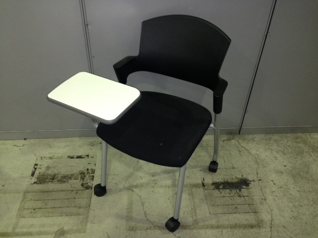 希少なメモ台付のスタックングチェア入荷!!【関東倉庫在庫】
                        プロッティ
                                    中古
            