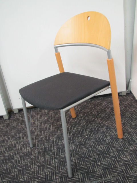 2脚限定入荷！オシャレでスタイリッシュな海外ブランドのスタッキングチェアで御座います！【レア】
                        
                                    中古
            