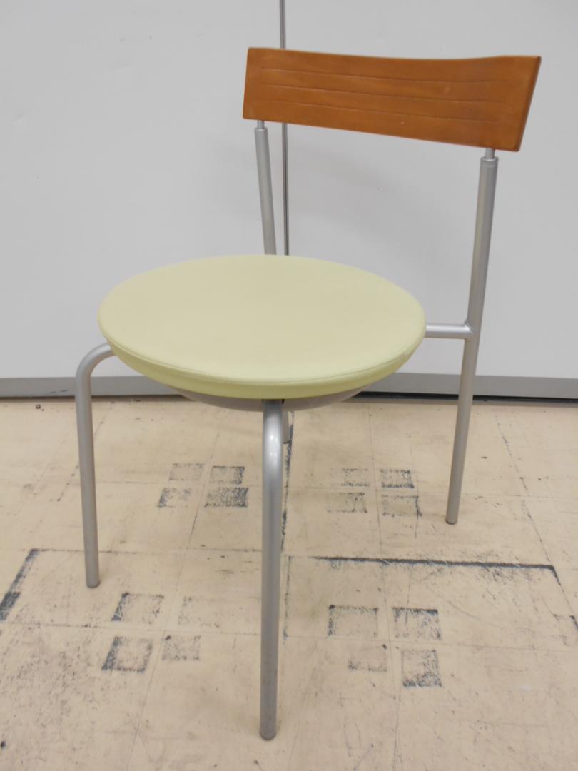 明るいグリーンのカラーで、オープンな空間にピッタリのスタッキングチェアです。　コクヨ製アテーザチェア
                        アテーザ
                                    中古
            