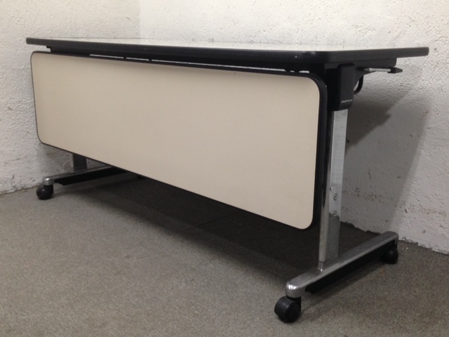 使わない時はコンパクトに収納可能！オカムラ製スタックテーブル
                        
                                    中古
            