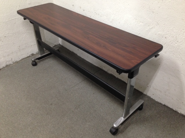 【オカムラ製　サイドスタックテーブル　W1500(2名様用）】【高級感あふれるチーク色（木目）天板】
                        
                                    中古
            