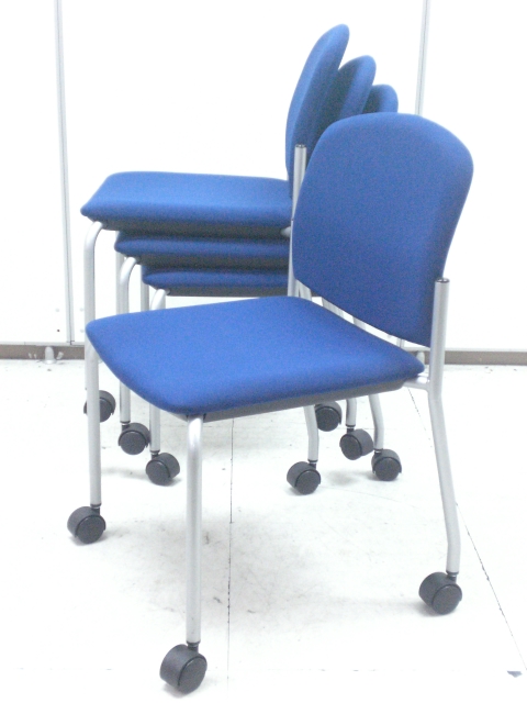 【４脚１セット】スタッキングチェア　キャスター付きで移動もラクラク
                        
                                    中古
            