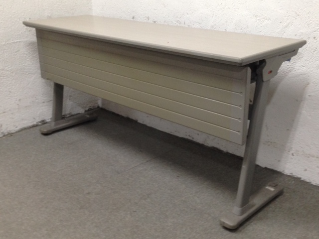 【幕板に1ヵ所キズ有の為、お安くなっております】オカムラ製スタックテーブル
                        
                                    中古
            