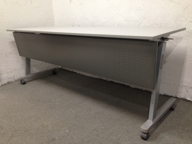 コクヨ製スタックテーブル【使わない時は折り畳んでコンパクトに収納可能】
                        
                                    中古
            