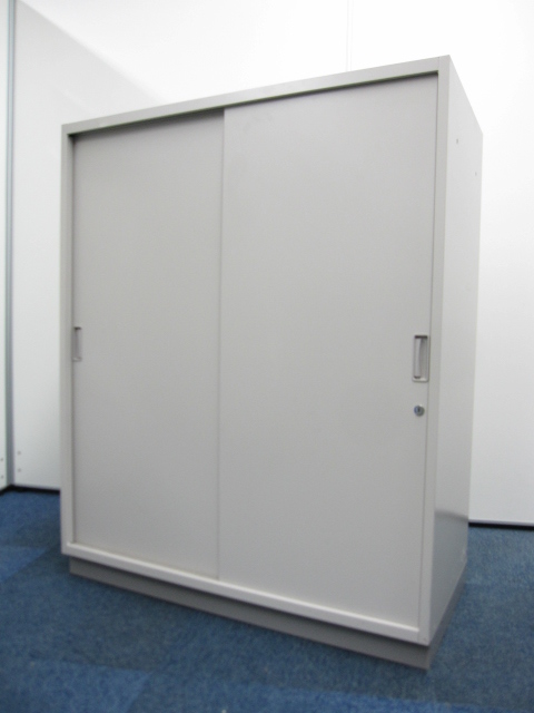 【オフィスキャビネット】　シンライン　幅90cm　手前のスペースを有効活用できる引戸タイプ【状態良好】【書類ロッカー】　
                        シンライン
                                    中古
            