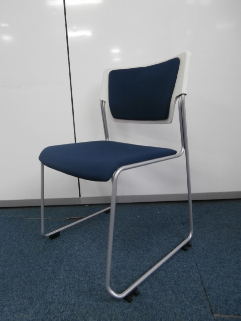 【イトーキ製】【スタッキングチェア】人気のブルー色!!
                        
                                    中古
            