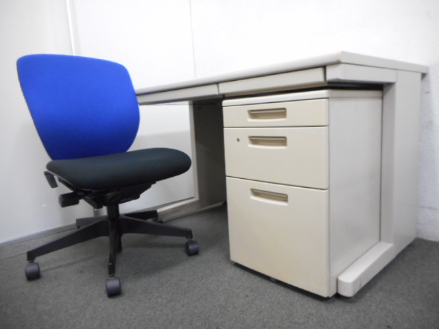 【★売れ筋セット！】■平机（W1100mmサイズ）＆ 3段ワゴン ＆ プラオチェアセット【新宿店・お買い得品】
                        
                                    中古
            