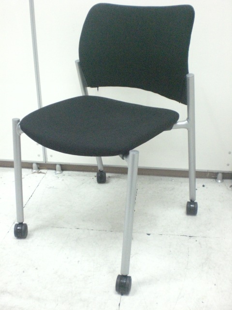 【1脚入荷】落ち着いたブラックカラー　キャスター付きスタッキングチェア
                        8147
                                    中古
            