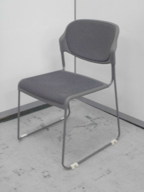【スタッキングチェア】　[お得　サンケイ製 　【グレー】
                        
                                    中古
            