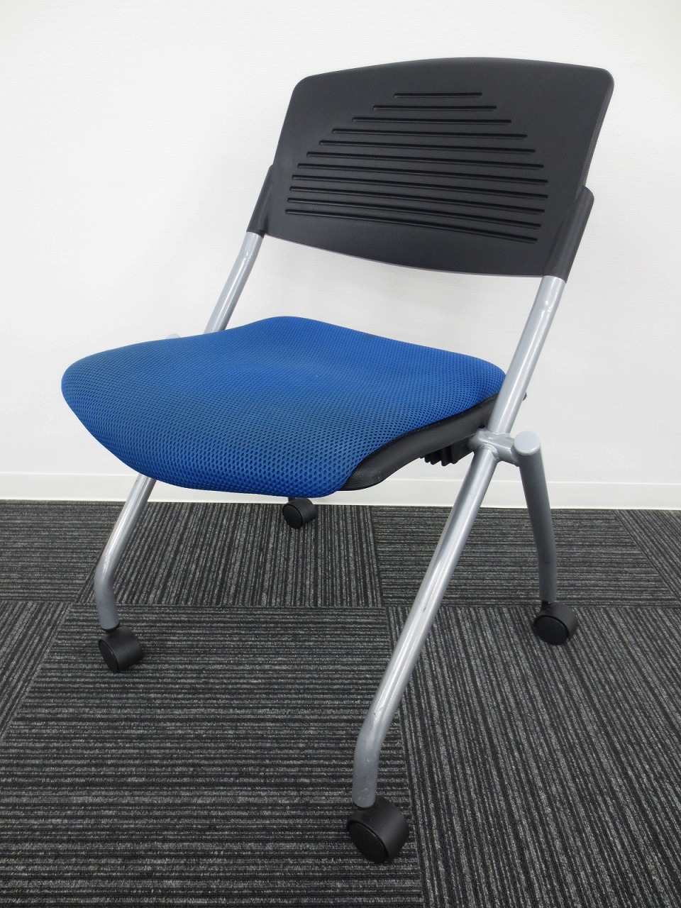 【キャスター付きで便利な会議用チェア】【人気のブルー色】ネスティングチェア【相模原・町田店】
                        
                                    中古
            