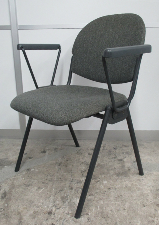 【状態良好】【4脚入荷】肘付きの布張りスタッキングチェアが入荷！4脚セット商品も御座います！【ミーティングチェア】【中古オフィス家具】
                        
                                    中古
            