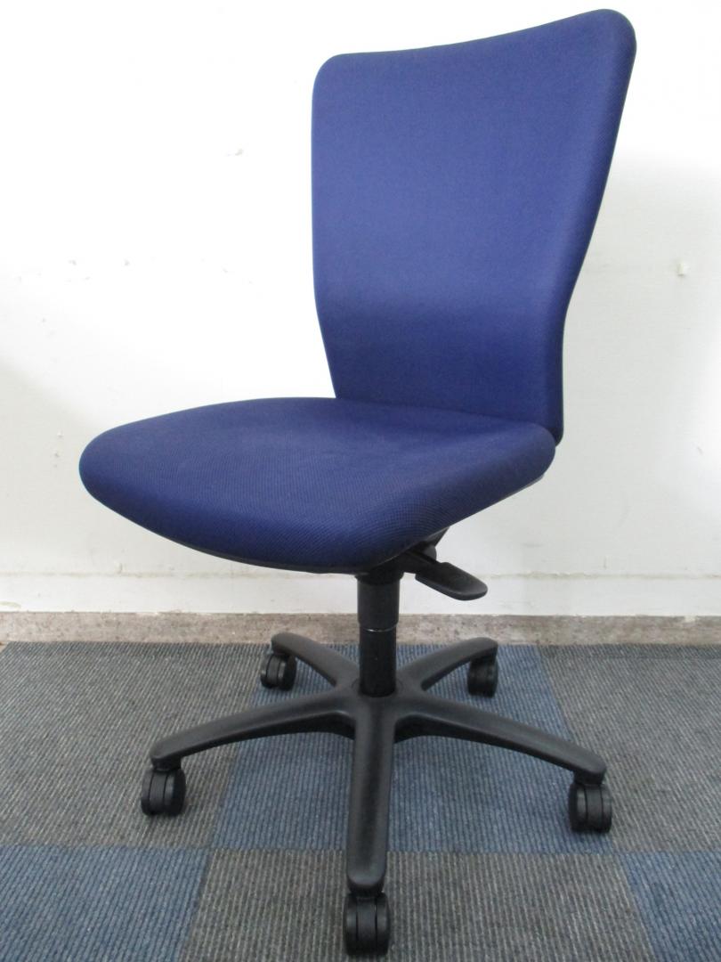 【19脚揃います!!】人気シリーズのハイバックモデル!!【ダークブルー色】Nu
                        カロッツア
                                    中古
            