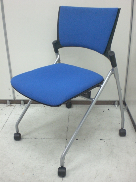 【2脚入荷】座面が跳ね上がり、横収納可能！　状態良好のブルー色ネスティングチェア
                        MANOSS（マノス）チェア
                                    中古
            