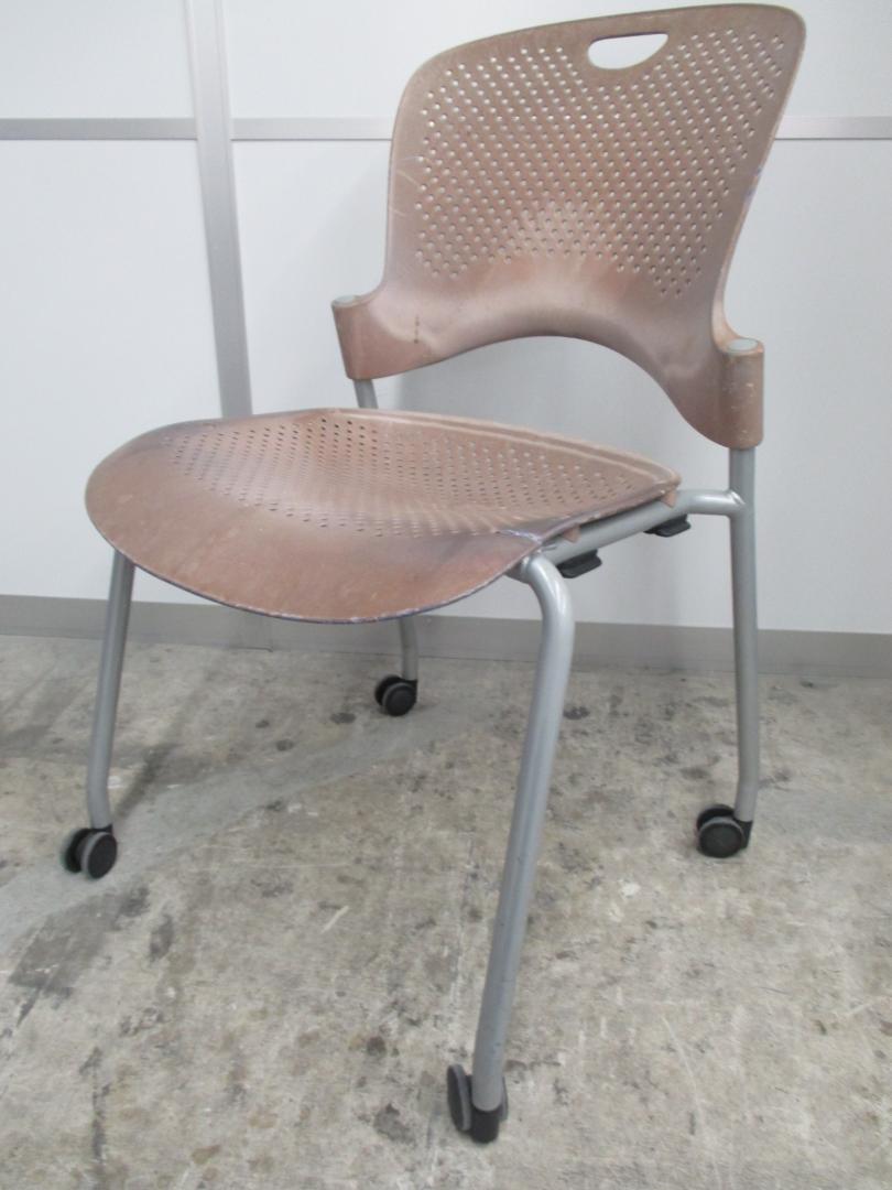 【1脚限定】Herman Miller製のケイパーチェア、薄いレッドカラーで入荷です！使用感少々ございますので、価格を下げて販売させて頂きます！【デザイナーズ家具】
                        ケイパーチェア（Caper Stacking Chair）
                                    中古
            