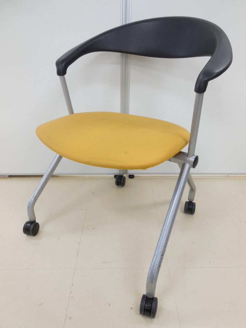 【10脚揃います！】内田洋行製 ネスティングチェア 珍しいイエロー色■座面に使用感がある為、お安くご案内させて頂きます！※クリーニングの出荷となります。【おつとめ品】【ロット商品】 
                        スタッカートシリーズ
                                    中古
            