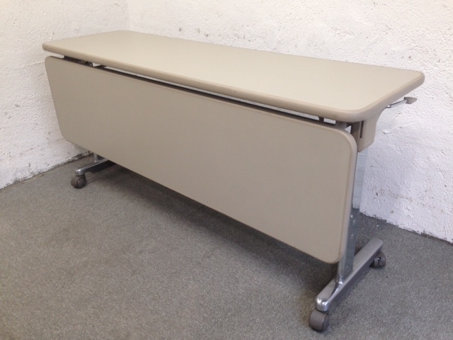 【二人で使えるスタックテーブル！残り1台！】使わないときは折りたたんで端に寄せれます｜
                        
                                    中古
            