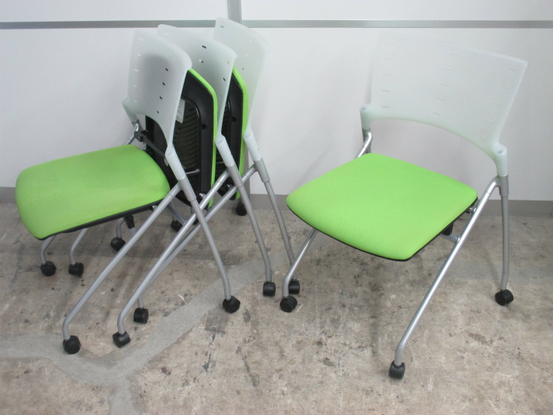 【セット販売】軽快なデザインとポップなカラーリングがオフィスを彩ります　マノス　ネスティングチェア　グリーン４脚セット　【中古会議用チェア　ミーティングチェア】
                        マノス　MANOSS
                                    中古
            