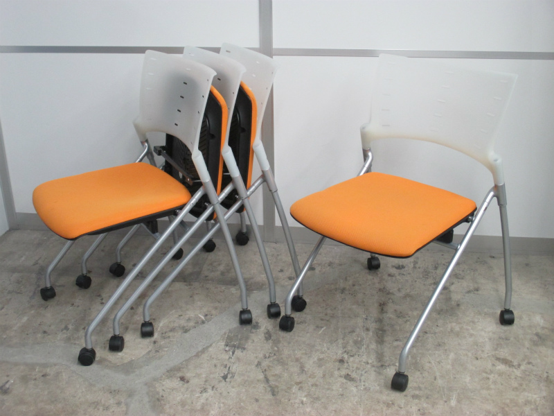 【セット販売】軽快なデザインとポップなカラーリングがオフィスを彩ります　マノス　ネスティングチェア　オレンジ４脚セット　【中古会議用チェア　ミーティングチェア】
                        マノス　MANOSS
                                    中古
            