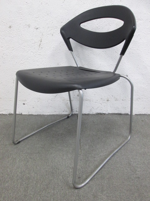 【お手入れ簡単！使わない時は重ねてコンパクトに収納可能！】プラスチック製スタックチェア
                        
                                    中古
            