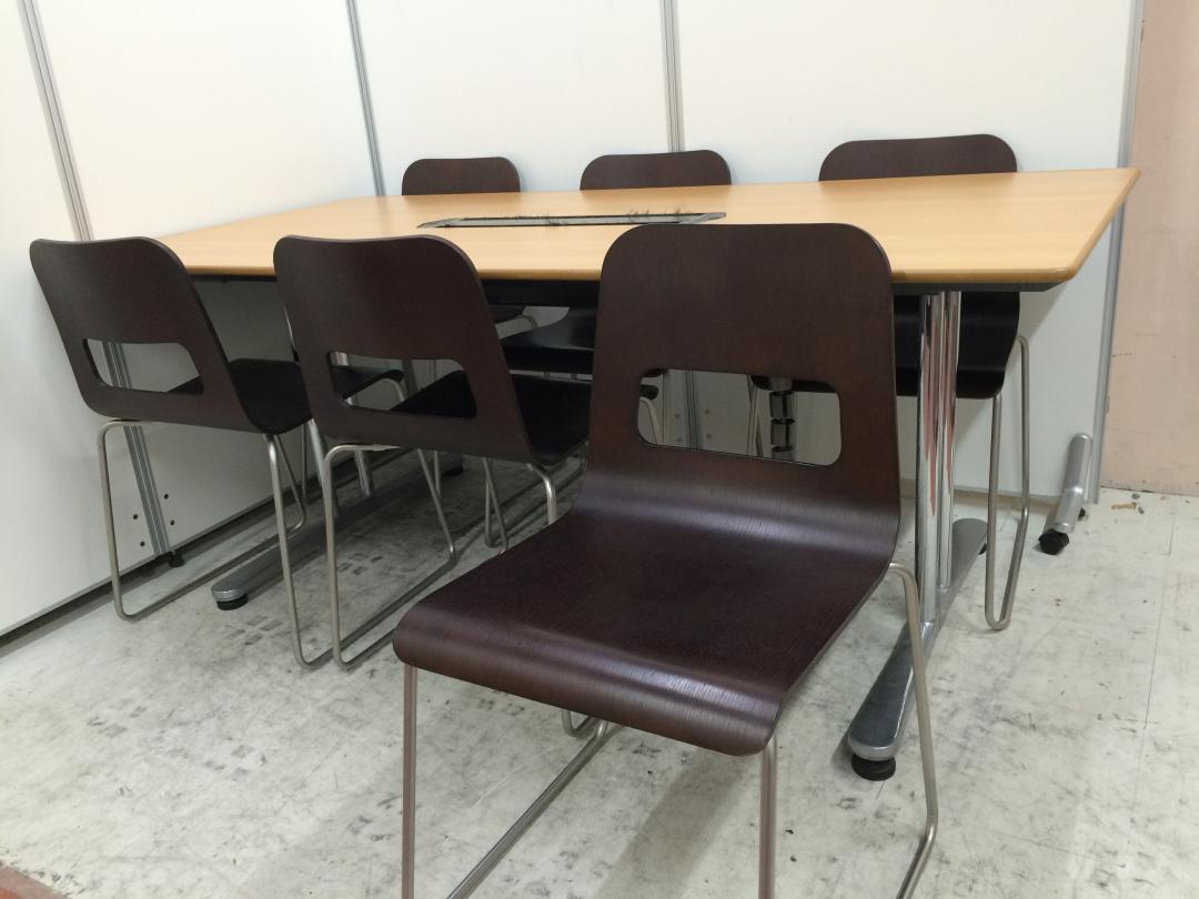 【セット商品】お洒落なスタッキングチェアー+大型ミーティグテーブル
                        
                                    中古
            