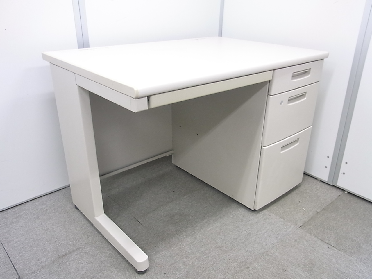 【15台入荷！】コクヨ製BSシリーズが大量入荷！商品状態も良いオーソドックスな片袖机です！
                        新BS
                                    中古
            