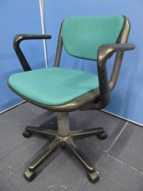 【5脚入荷！】OAチェア肘付｜イトーキ｜グリーン(ブラックシェル)
                        バーテブラ
                                    中古
            