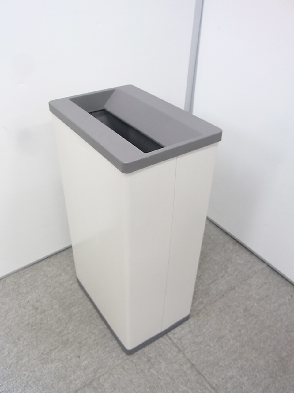 【1台入荷！】コクヨ製のダストボックス！オフィスの必需品！中古でお安く揃えませんか
                        
                                    中古
            