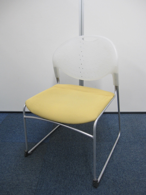 【会議用イス】イトーキ　クリケット 会議用チェア（スタッキングチェア）カラー：背：ホワイト（乳白色）座：コロニアルイエロー【会議椅子】【残り4脚】
                        クリケット
                                    中古
            