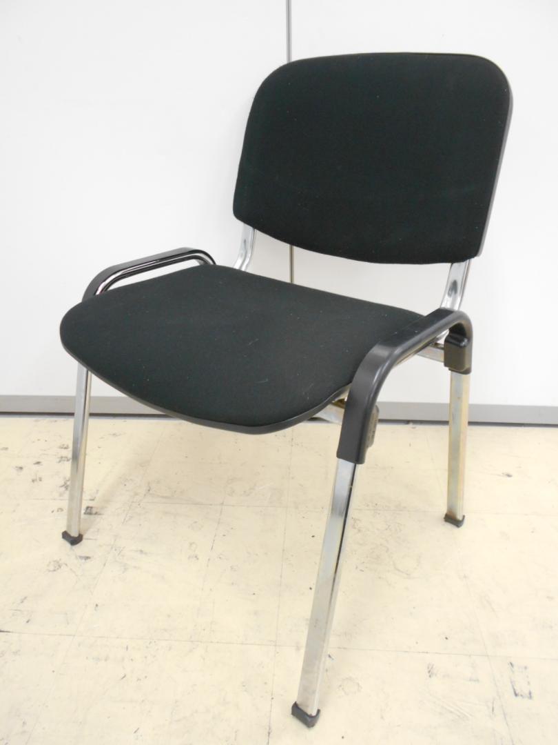 厚めのクッションが嬉しい、黒のスタッキングチェアが入荷しました。
                        
                                    中古
            