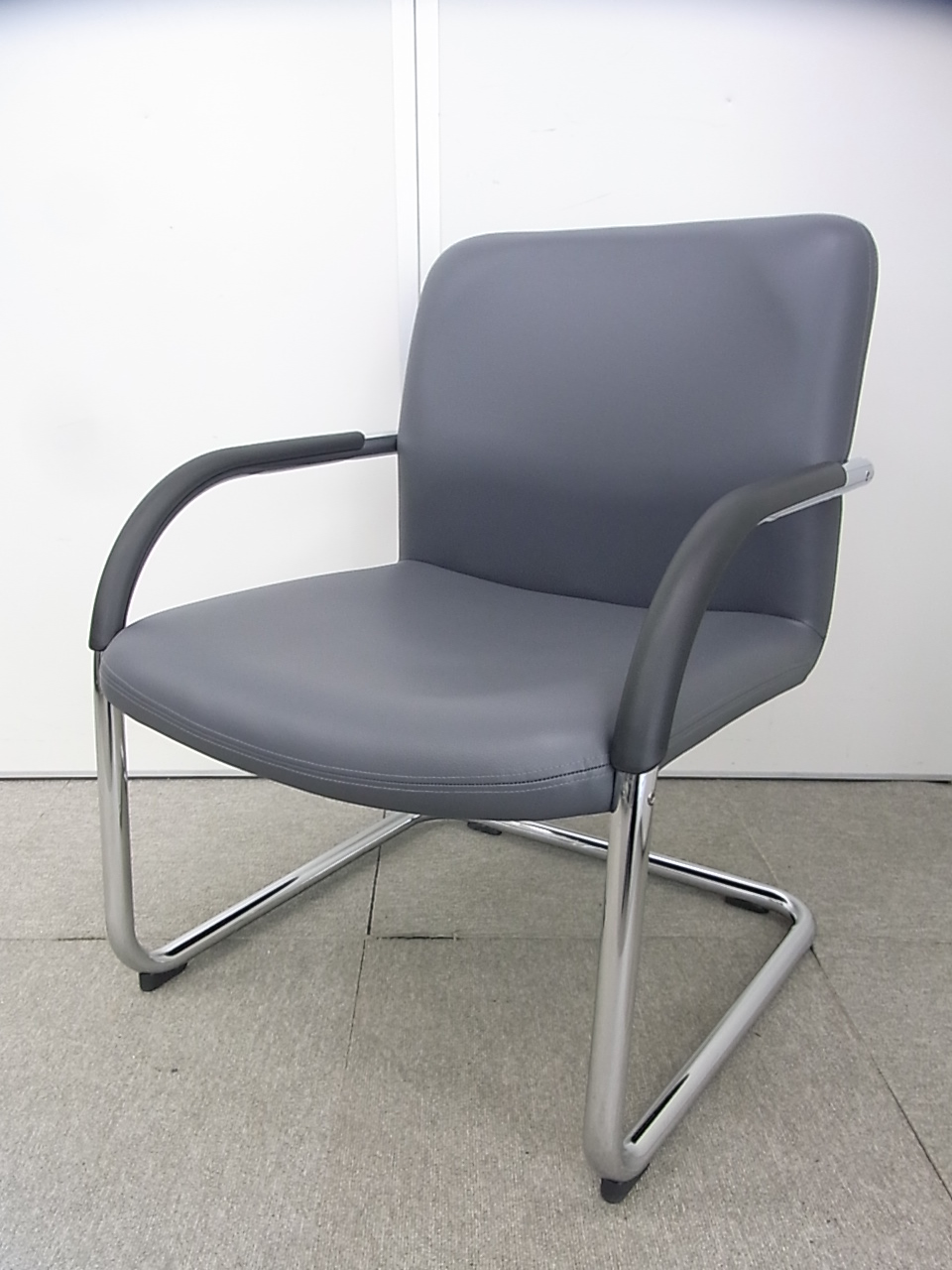 【4脚入荷！2015年製！】コクヨ製のリーブチェア 新古品の為、使用感無し！状態良好品！合成革 グレー
                        
                                    新古品
            