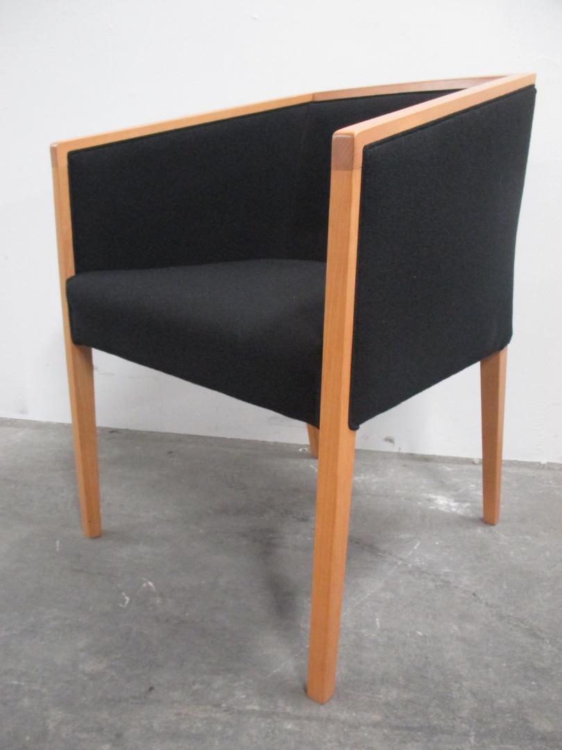 【受付・休憩スペースにオススメ！】■デザインチェア　■木製フレームとブラックの布座面が美しい！
                        ビジター・受付・ロビーチェア
                                    中古
            