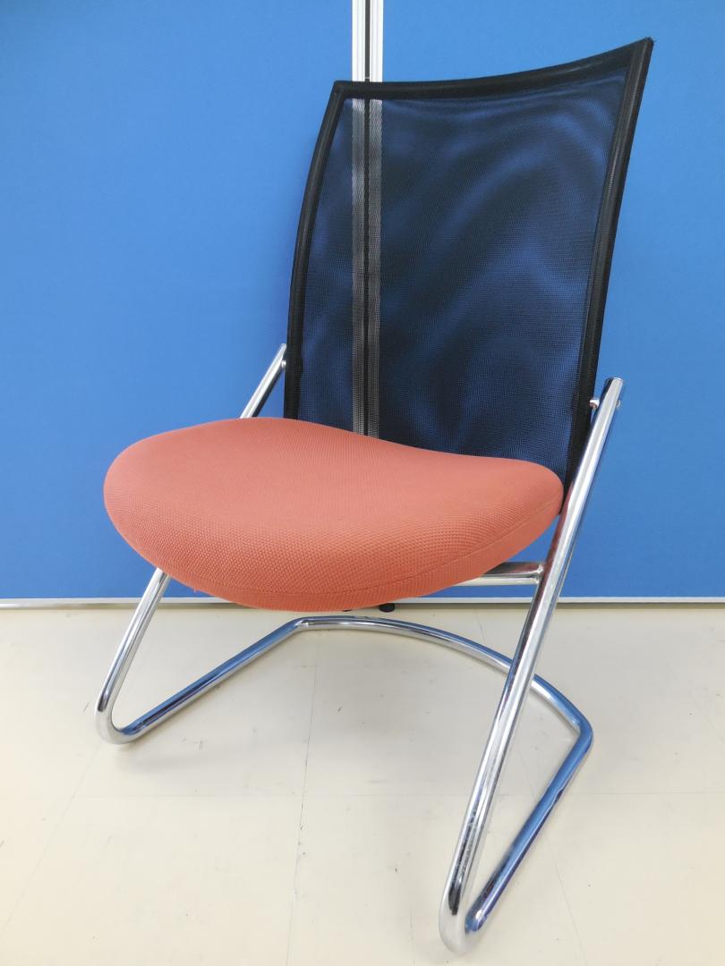 【6脚揃います！】イトーキ製 ミーティングチェア■ポップな座面とシックな背もたれがGOOD！■会議や商談に最適です！【メッシュ】
                        
                                    中古
            