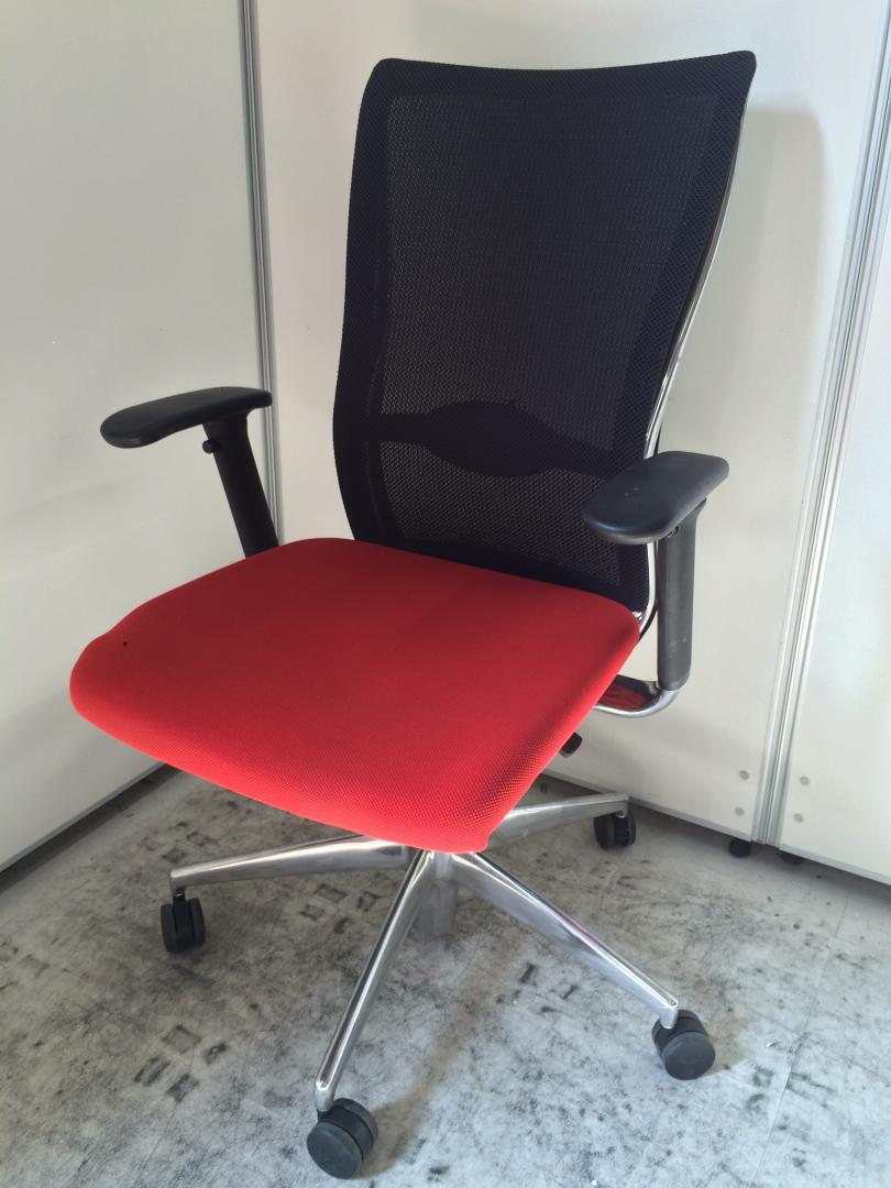 【2脚入荷】明るいレッド色　コクヨ製　フォスター　座り心地抜群
                        フォスター
                                    中古
            