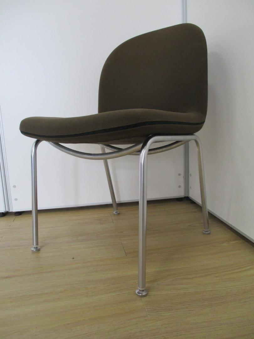 厚みのあるクッションと驚きの軽さ！！　～レトロ空間に～
                        
                                    中古
            