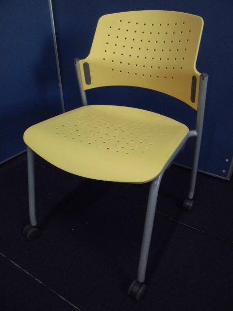 【黄色いチェア入荷しました！】キャスター付スタッキングチェア｜樹脂素材！
                        
                                    中古
            