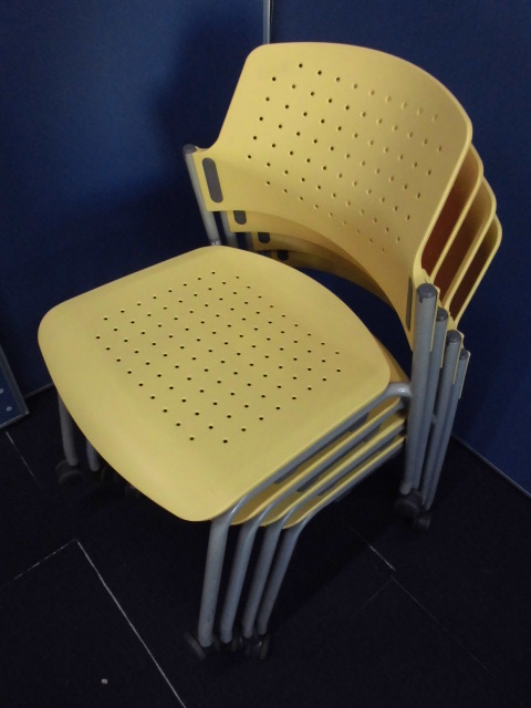 【黄色いチェア入荷しました！】キャスター付スタッキングチェア4脚セット｜樹脂素材！
                        
                                    中古
            
