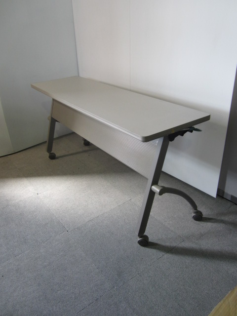 奥行きが450ミリと浅く、コンパクトです！！
パッと出して、使い終わったらサッと収納！！【東大阪倉庫在庫】
                        
                                    中古
            