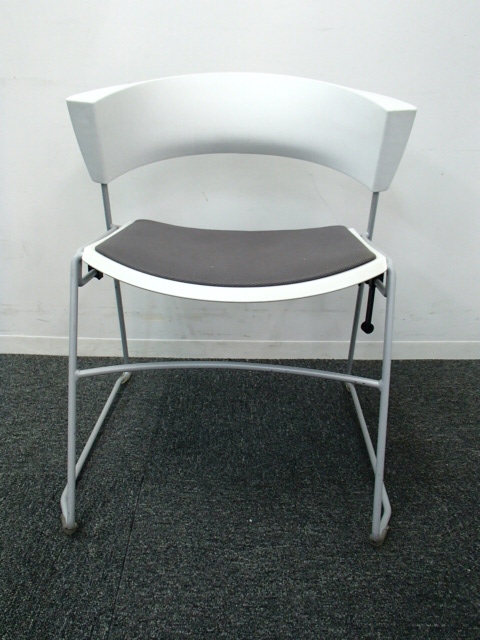 【４脚入荷致しました！】｜スタッキングチェア｜ホワイト色！
                        
                                    中古
            