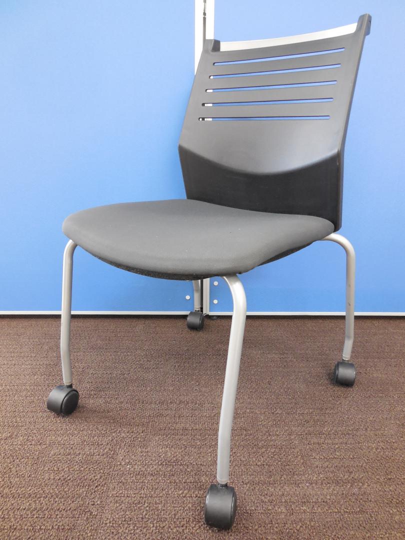 【16脚入荷！】ナイキ製 スタッキングチェア 定番のグレー色■ミーティングやセミナー、研修等に最適なキャスター付き！■重ねて収納可能です！【ロット商品】 
                        
                                    中古
            
