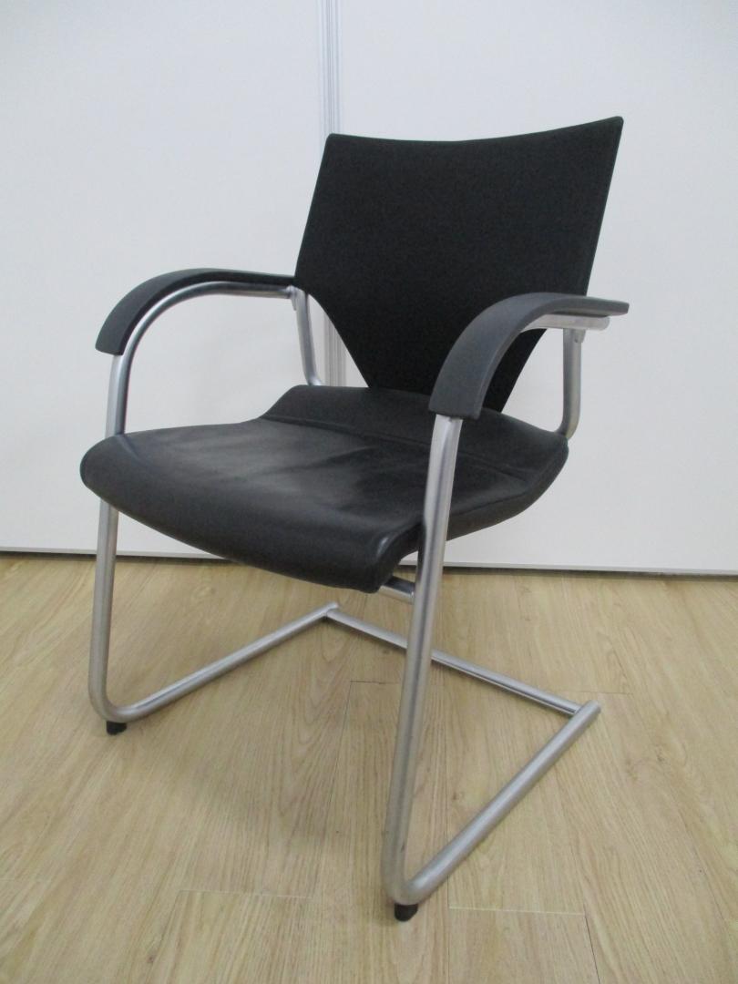 ～本革の味有り～ウィルクハーン社製高級会議用チェア
                        
                                    中古
            