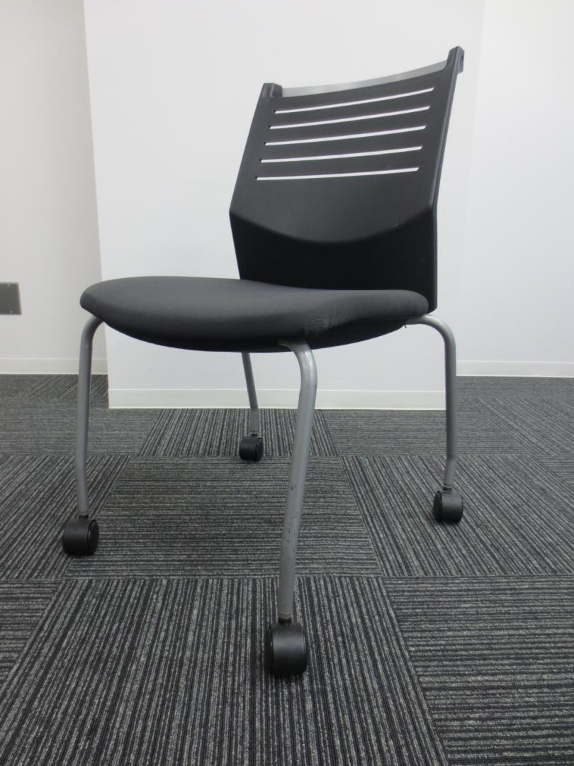 【15脚入荷！】ナイキ製!! スタッキングチェア 定番のグレー色■ミーティングやセミナー、研修等に最適なキャスター付き！■重ねて収納可能です！【ロット商品】 
                        
                                    中古
            