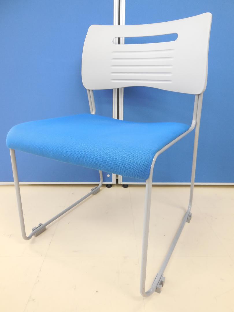 【大量19脚入荷⇒残り2脚！】井上金庫製 スタッキングチェア 発色のいいブルー色■ミーティングやセミナー、研修等にオススメです！■使用しない時は、重ねて収納可能です！【ロット商品】 
                        
                                    中古
            