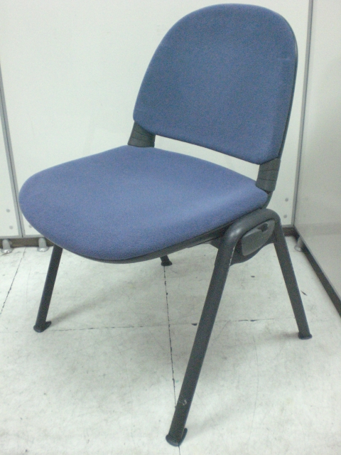 【ロット商品】ブルーのスタッキングチェア　上連結、横連結ともに可能
                        
                                    中古
            
