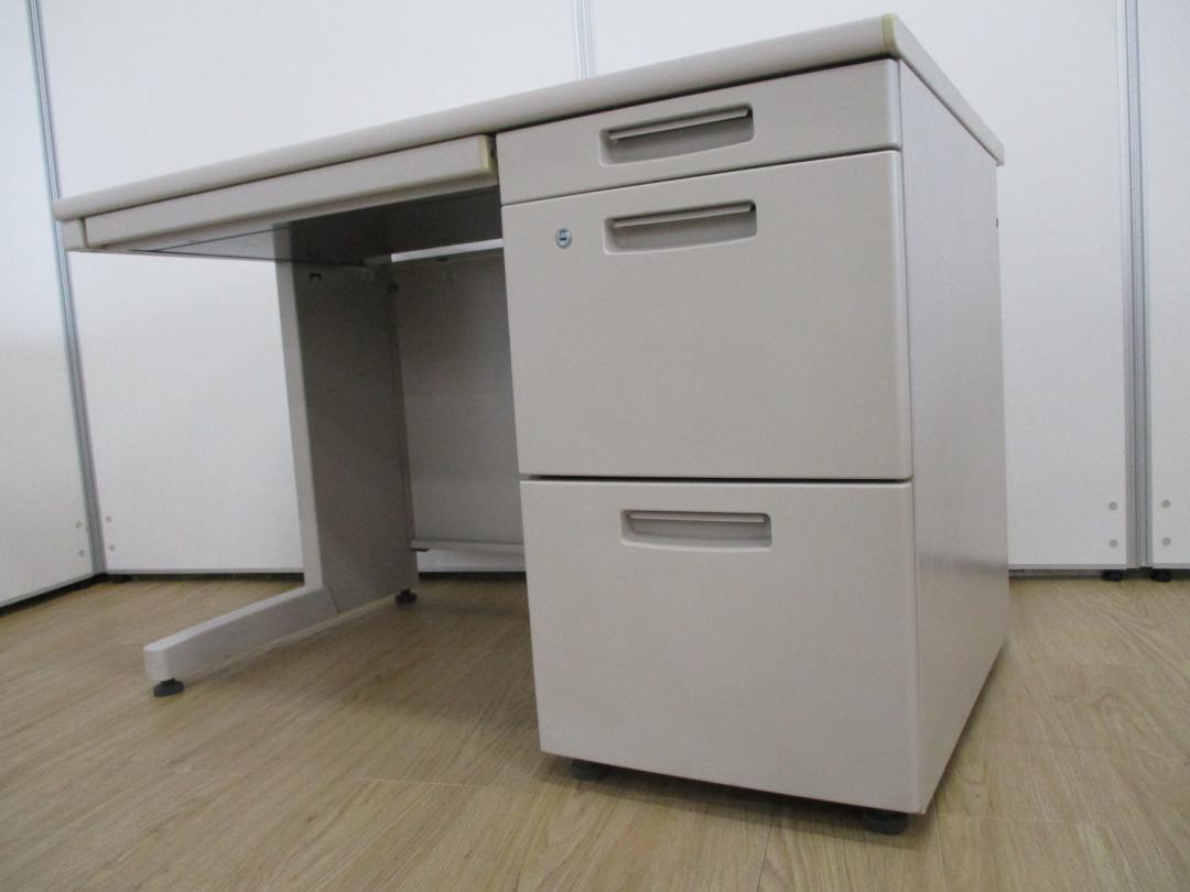 ～多数流通商品と若干色違い!?グレー色注意!!～人気のコクヨ製中古デスク
                        新BS
                                    中古
            