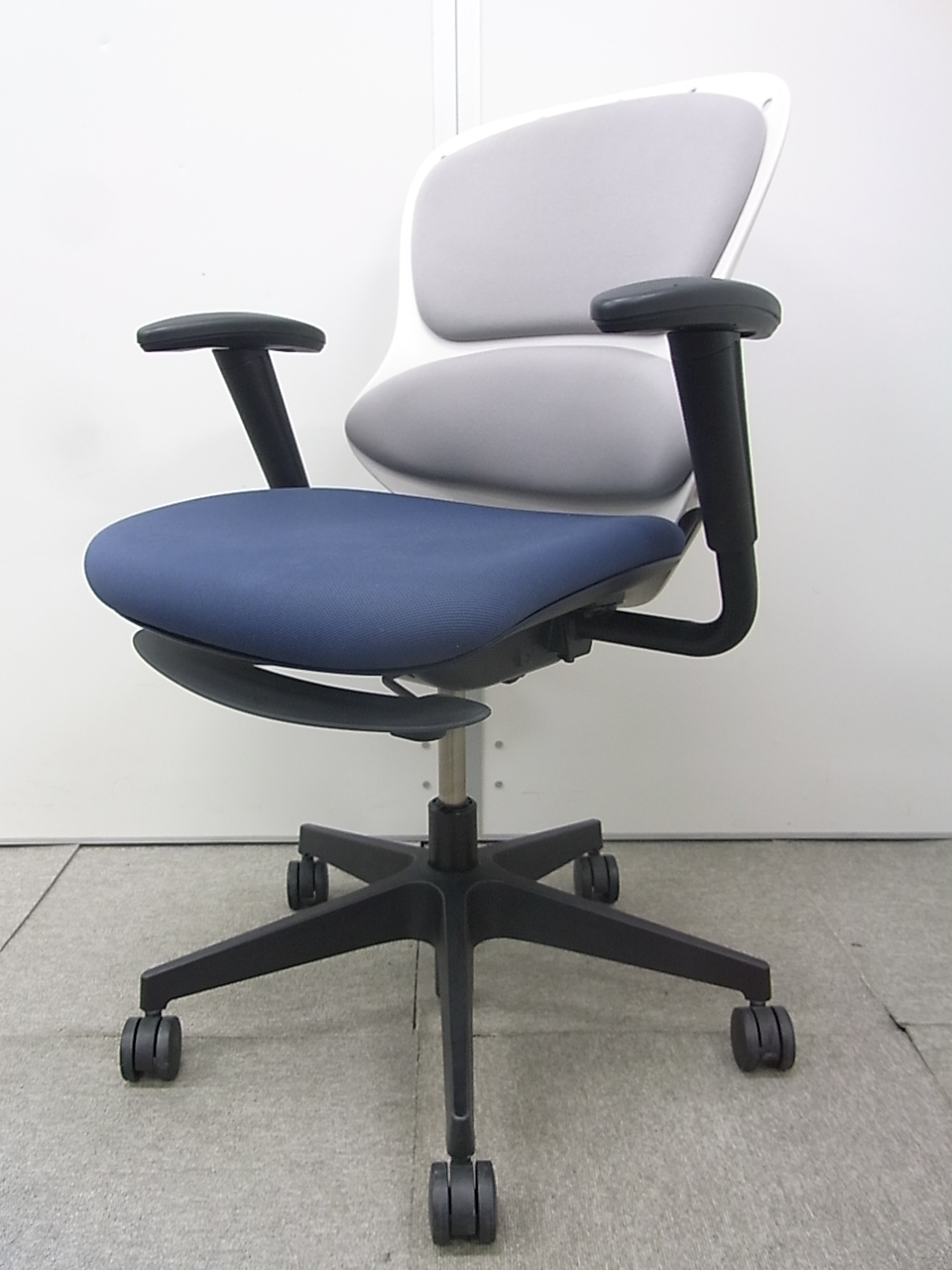 【残り僅か！】イトーキ製 ループ■ユニークなデザインながら機能性と座り心地を併せ持つ高機能チェア
                        ループ
                                    中古
            