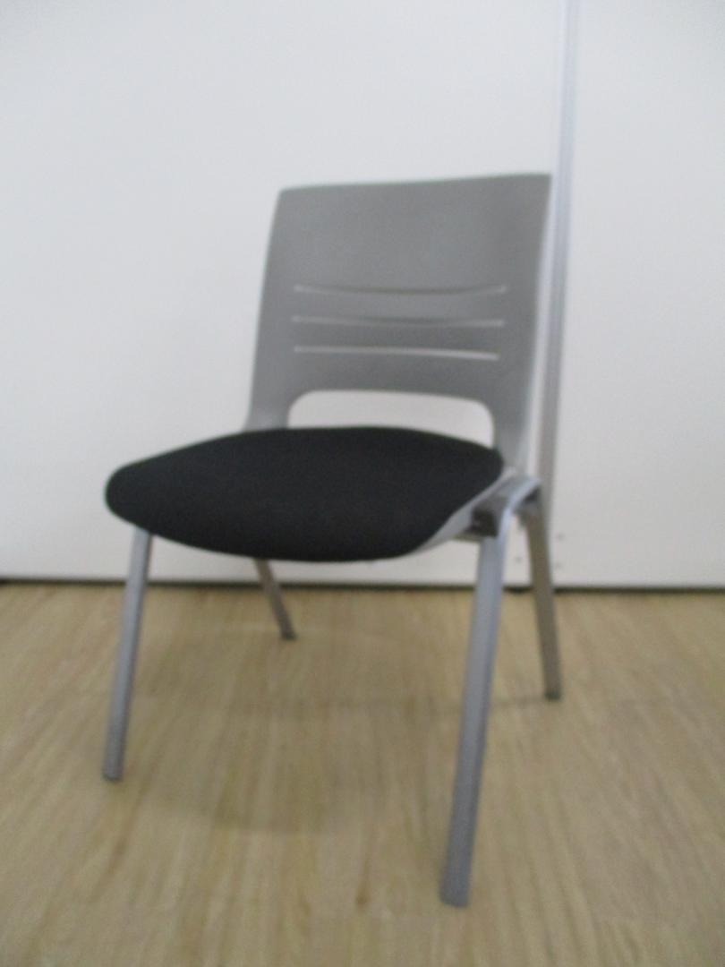 ～在庫一掃セール中!!～オカムラ製中古スタッキングチェア
                        エレナ
                                    中古
            