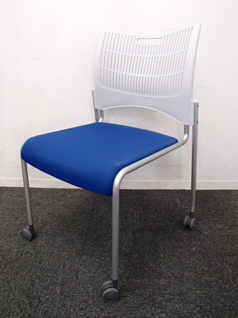 【在庫入替の為お安く！】｜クロガネ製｜キャスター付き｜爽快感のあるブルー！
                        
                                    中古
            