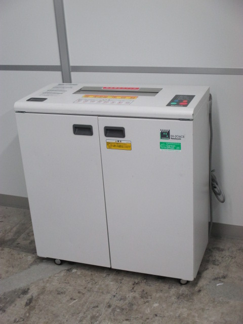 【状態良好】設置場所を選ばないスリムなシュレッダー【新品時裁断裁断枚数15枚】【クロスカット】
                        
                                    中古
            