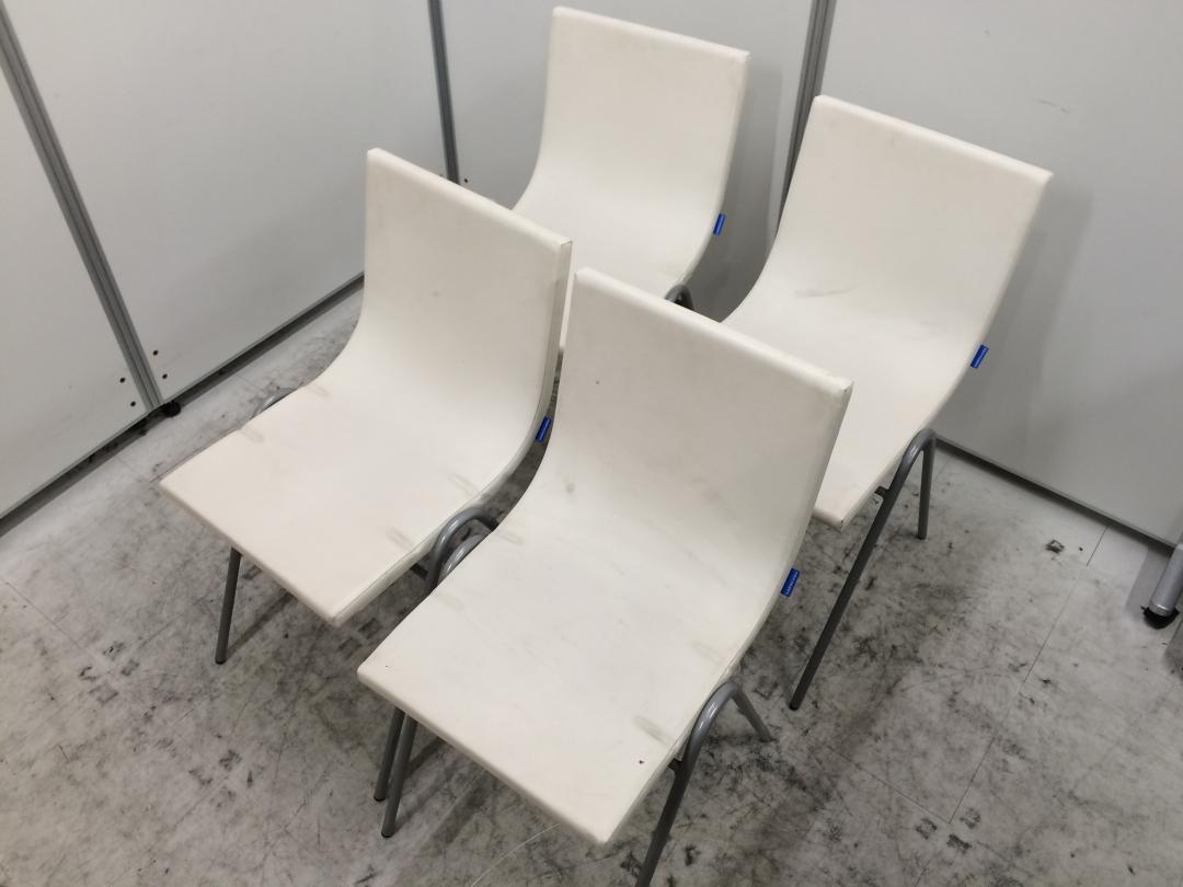 【セット商品】４脚セット　ホワイト色　スタッキングチェア
                        
                                    中古
            